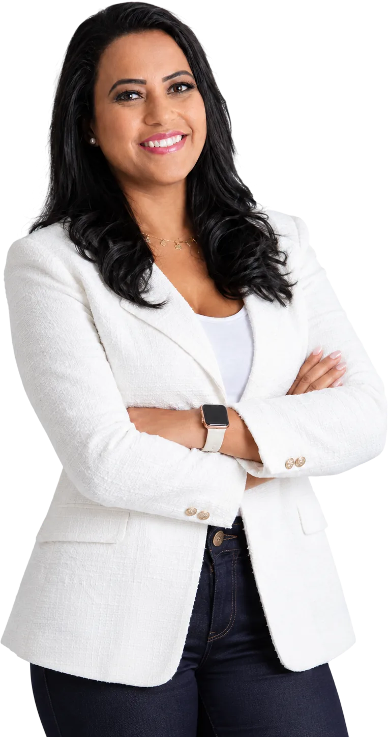 Evellyn Moraes, contadora, de blazer branco e braços cruzados